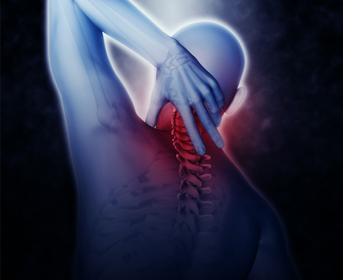 Medicinska ilustracija osobe koja pati od bolova u vratu, sa naglaskom na anatomsku strukturu vratne kičme. Slika pokazuje muškarca koji drži ruku na vratu dok je područje oko vratnih kralješaka naglašeno crvenom bojom, simbolizujući bol i upalu. Ova vizualizacija efektivno ilustruje uobičajene simptome povezane sa bolovima u vratu, kao što su mišićna napetost i nervna iritacija.