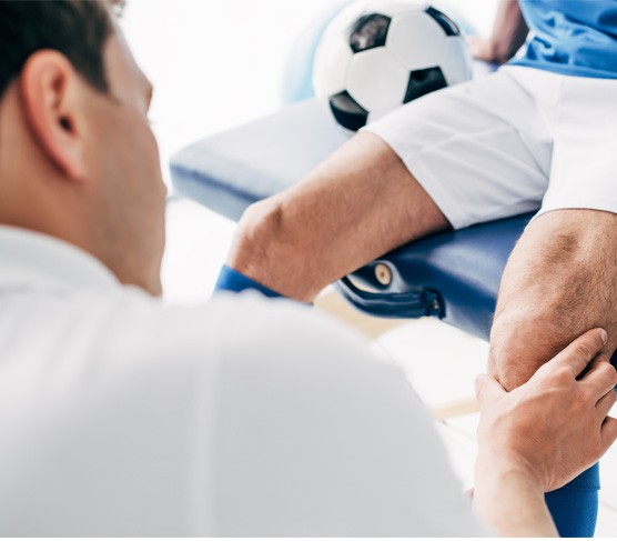 Prikaz osobe koja pati od sportskih povreda, često rezultat prekomjernog napora, traume ili nepravilne tehnike izvođenja vježbi, što može uzrokovati bol, oticanje i smanjenje funkcije.