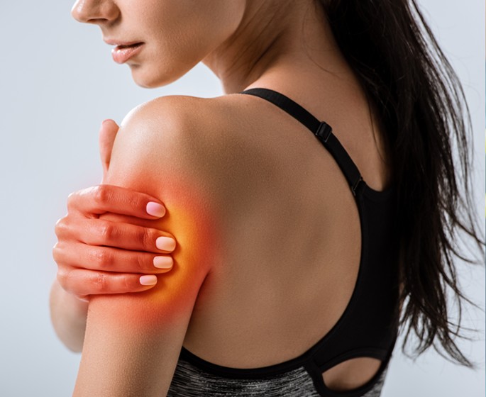 Prikaz osobe koja pati od post-traumatskih edema i hematoma, stanja koja uzrokuju nakupljanje tekućine ili krvi u tkivima nakon traume ili ozljede, često praćena oticanjem i modricama.